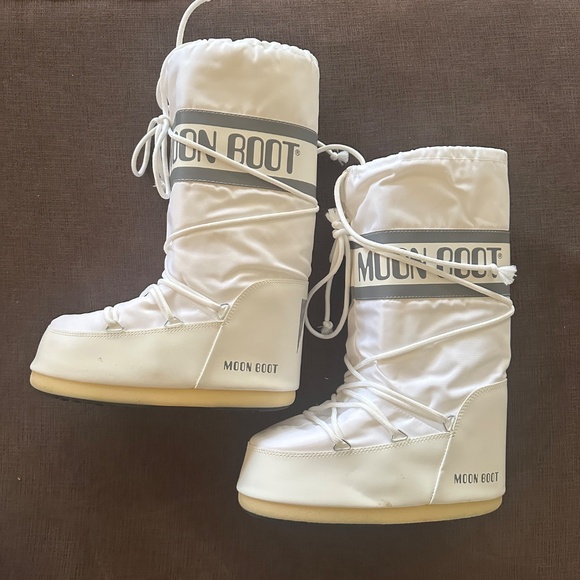White Icon Moon Boots - Picture 4 of 10